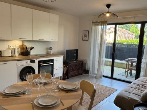 Houlgate Apartment | Appartement 2 pièces à Houlgate, proche plage, avec balcon et parking - FR-1-487-382