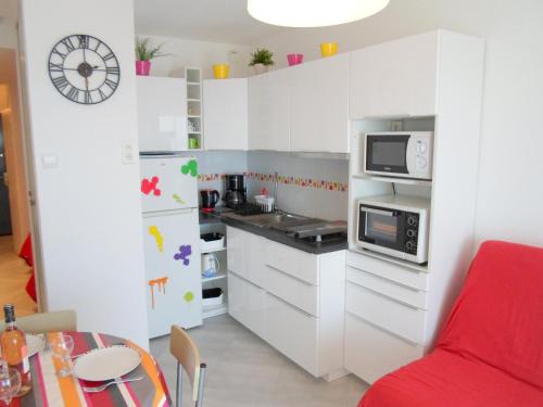 Balaruc-les-Bains Apartment | Appartement 2* proche thermes, vue étang, climatisé - FR-1-503-50