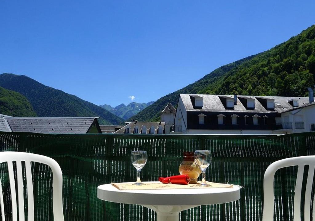 Bagneres-de-Luchon Apartment | Appartement 4 pers. à Luchon - Balcons Sud, Parking et Proximité Thermes et Commerces - FR-1-313-151