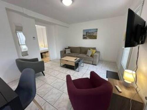 Saint-Cyr-sur-Loire Apartment | Appartement avec terrasse au centre de St Cyr