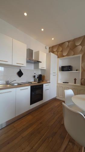 Chinon Apartment | Appartement Au fil de l'eau à Chinon # Site historique # balcon # terrasse