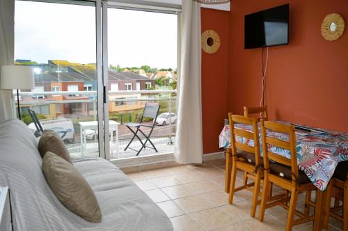 Courseulles-sur-Mer Apartment | Appartement au pied de la plage - Balcon - Parking