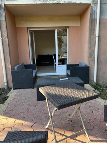 Beaumont-sur-Oise Apartment | Appartement avec place de parking privé et jardin