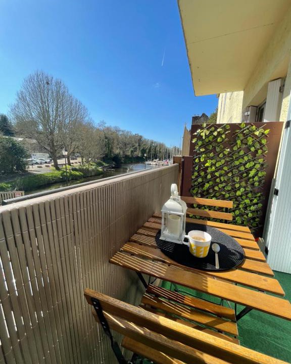 La Roche-Bernard Apartment | Appartement avec balcon et vue sur port - wifi privé - au dessus du Restaurant le Yackams