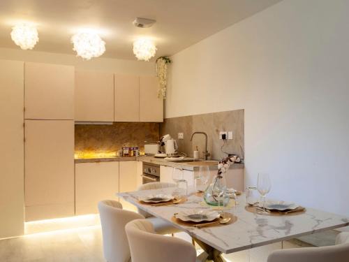 Vierzon Apartment | Appartement avec spa et sauna, centre historique Vierzon - FR-1-586-49