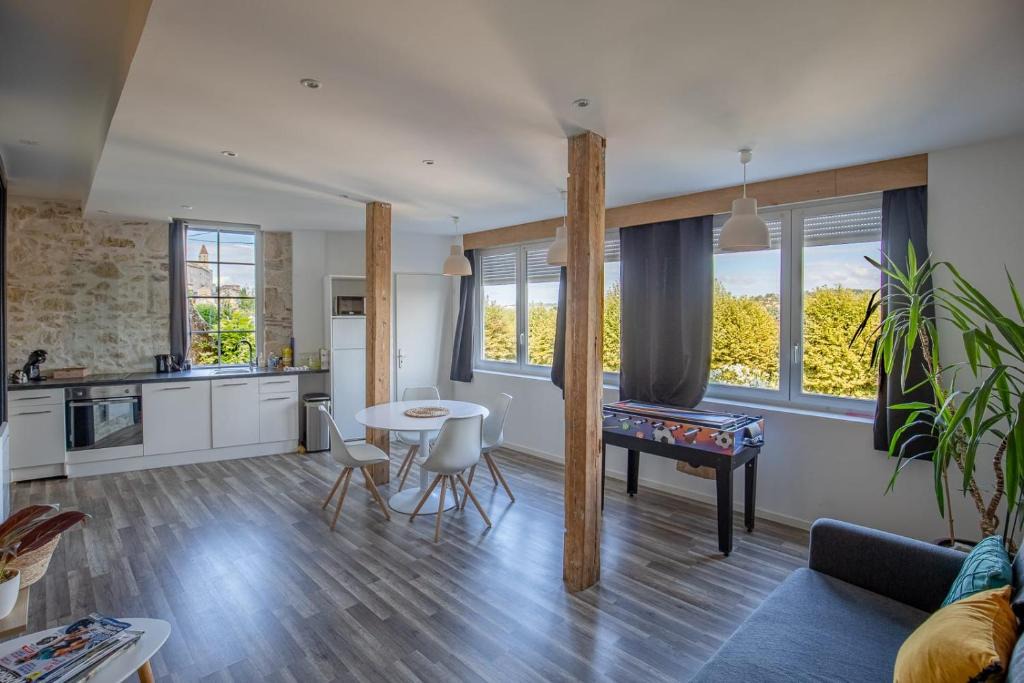 Auch Apartment | Appartement avec vue et loggia