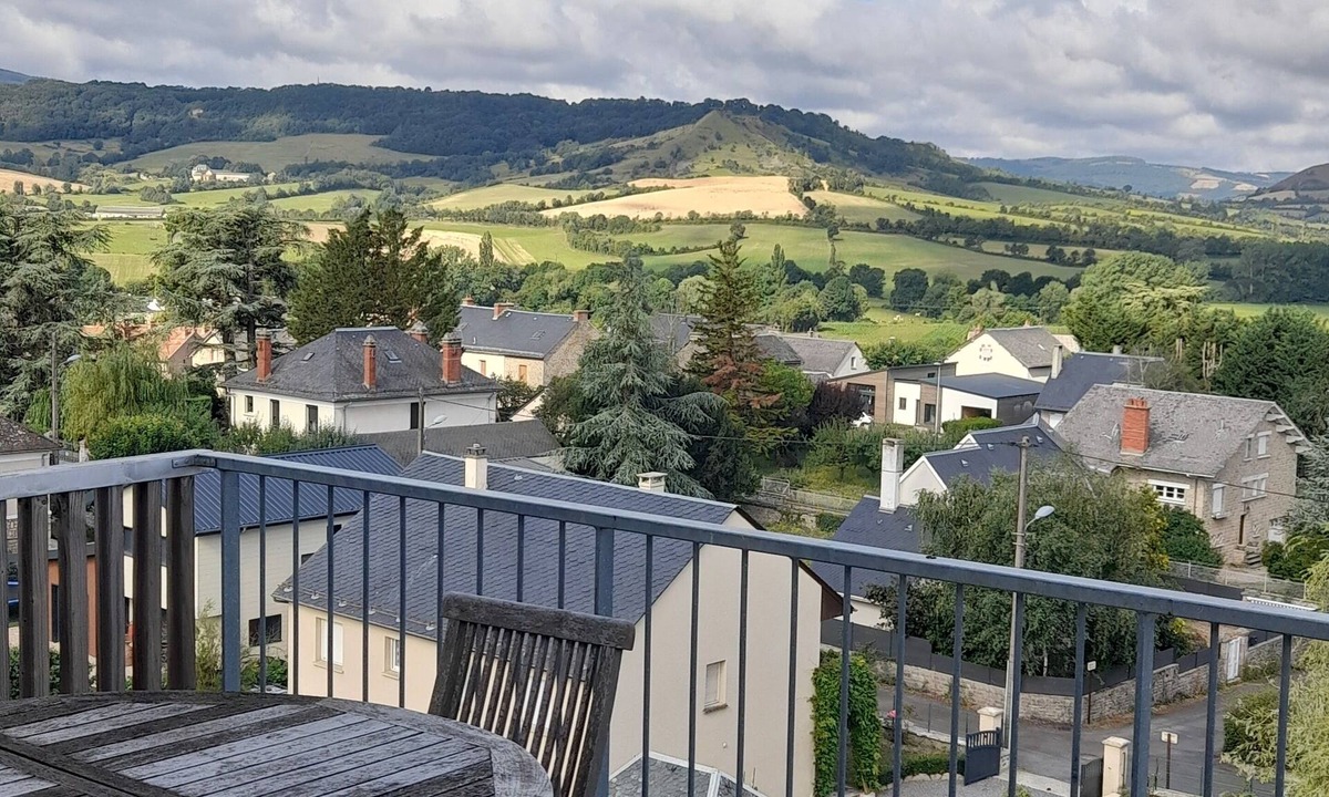 Severac-le-Chateau Apartment | Appartement Calme en Dernier Étage Avec Ascenseur
