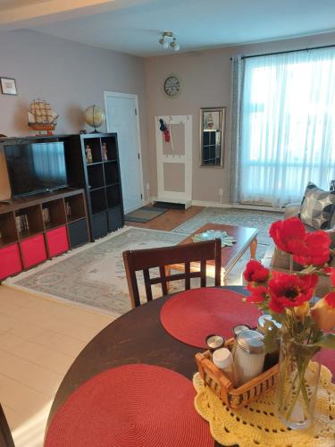 Longueuil Apartment | Appartement Cartier2 Free parking Backyard