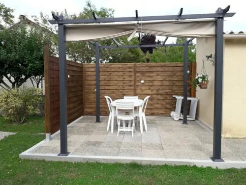 Dange-Saint-Romain Apartment | Appartement confortable à Dangé-Saint-Romain avec terrasse