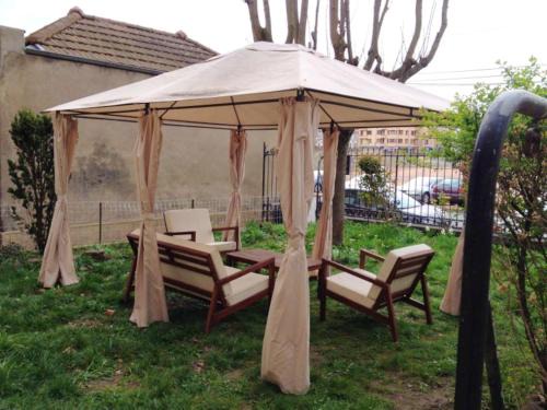 Roanne Apartment | Appartement confortable à Roanne avec jardin et parking