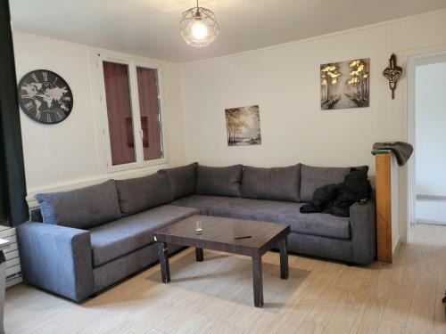 Stains Apartment | Appartement de 4 chambres plus salon a 100 métres de carrefour de Stains avec une place de parking