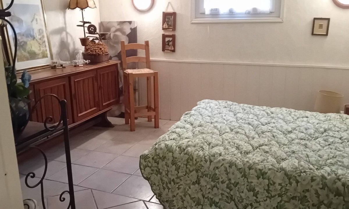 Meslay-le-Vidame House | Appartement en Sous sol Dans Pavillon a la Campagne