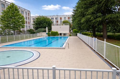 Haut Montmorency Apartment | Appartement Familiale avec Piscines 20Min de Paris