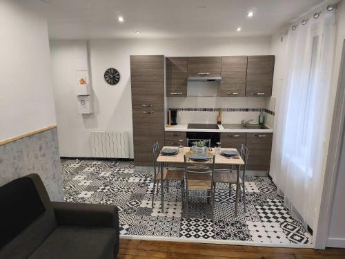 Charleville-Mezieres Apartment | Appartement budget avec parking au centre-ville