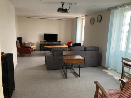 Chateau-du-Loir Apartment | Appartement Hôtel de la Gare 3 chambres