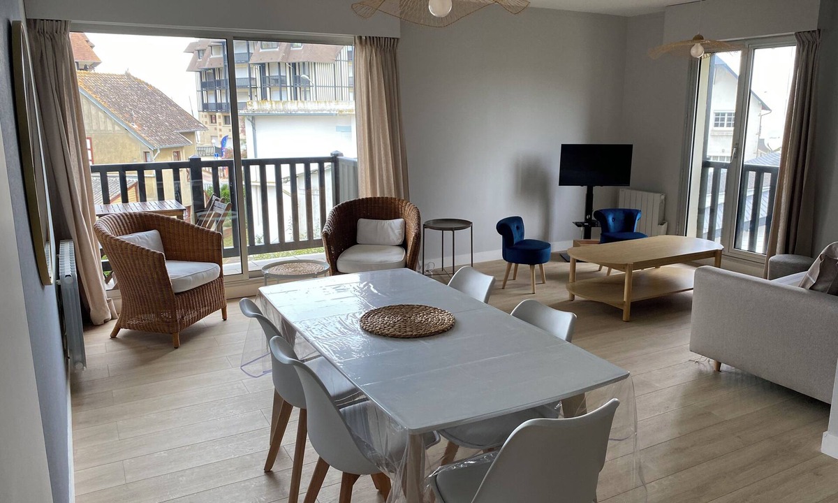 Blonville-sur-Mer Apartment | Appartement in Center of Blonville sur Mer for 4 (could do 5) near the Beach