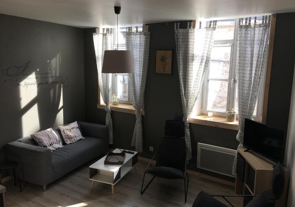 Givet Apartment | Appartement impeccable en centre ville
