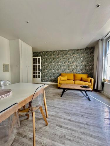 Hastings Apartment | Appartement lumineux avec vue sur les clochers