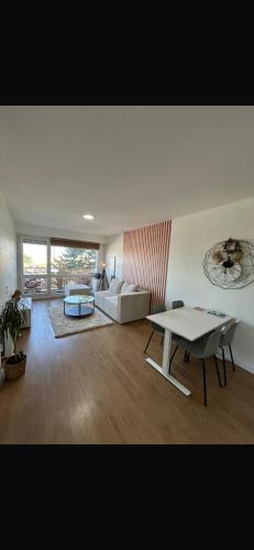 Saint-Herblain Apartment | Appartement moderne avec parking privé Lit connecté LED & rétroprojecteur 5 min Zénith