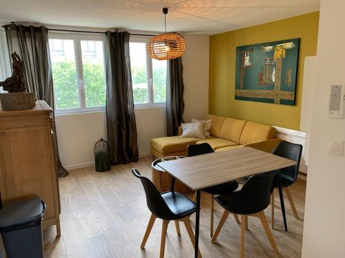 Malo-les-Bains Apartment | Appartement moutarde Place Turenne