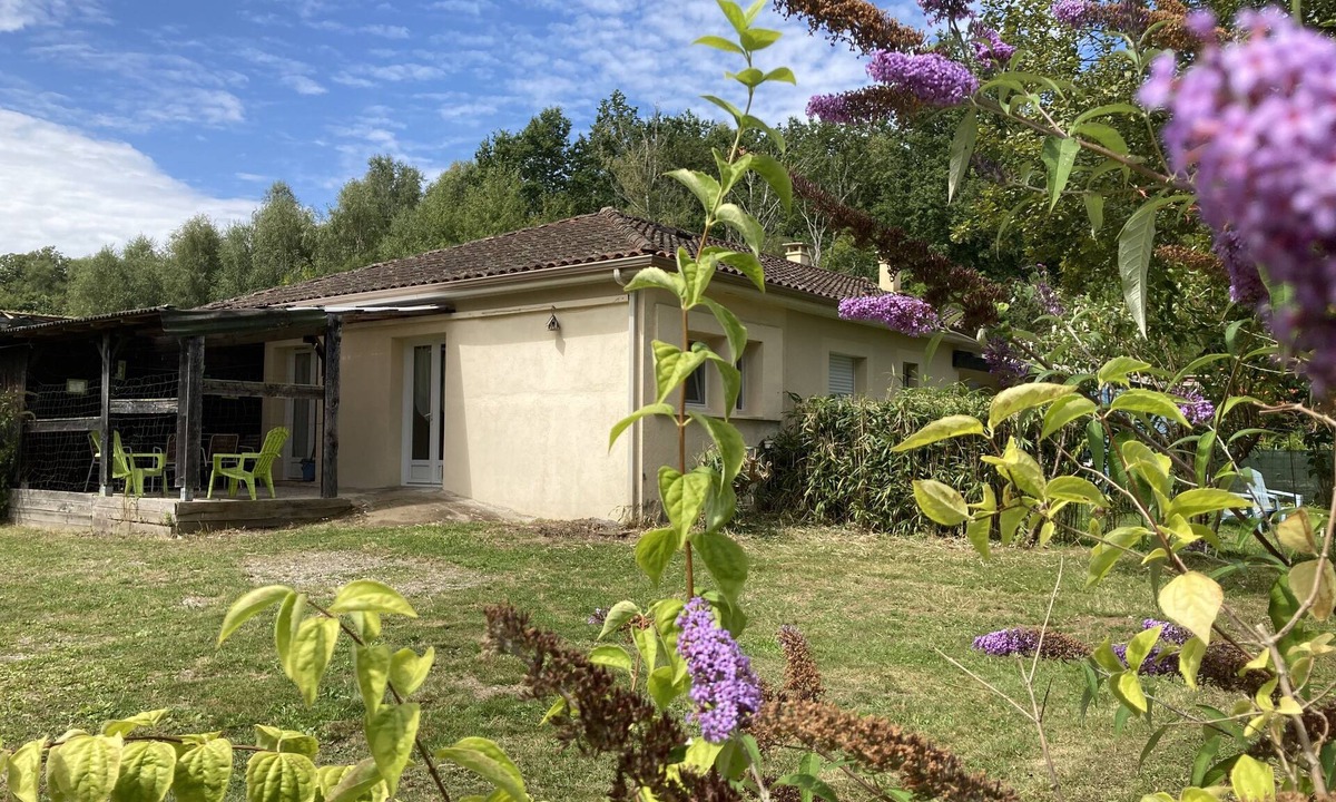 Compreignac Apartment | Appartement Noir et Anis