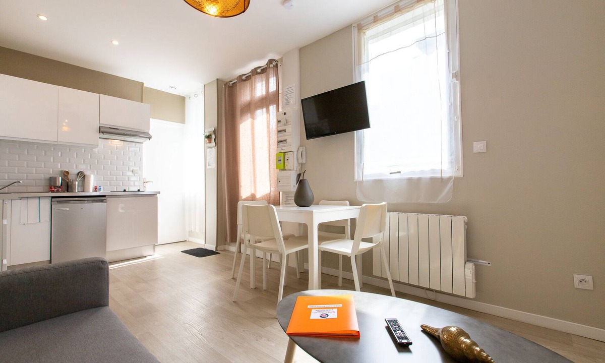 Saint-Quentin Apartment | Appartement sleeps 4 + terrace ref TR13