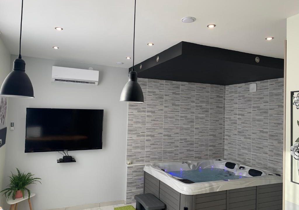 Aulnoy-lez-Valenciennes Apartment | Appartement spa gingko, N1 Valenciennes, Wifi, Netflix