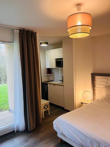 Equemauville Apartment | Appartement standing avec terrasse près de Honfleur parking et piscine