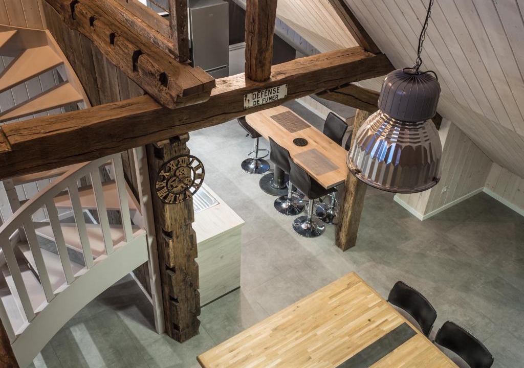Givet Apartment | Appartement style industriel avec terrasse