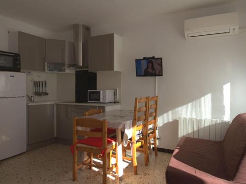 Balaruc-les-Bains Apartment | Appartement T1 avec balcon, climatisation et parking près du Parc Charles de Gaulle à Balaruc-les-Bains - FR-1-553-101