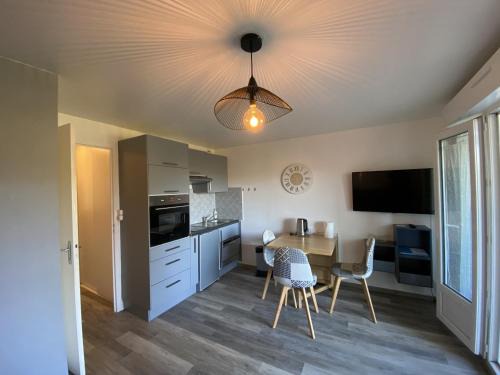 La Roche-Posay Apartment | Appartement T2 avec terrasse et Wi-Fi proche des Thermes du Connétable - FR-1-541-125