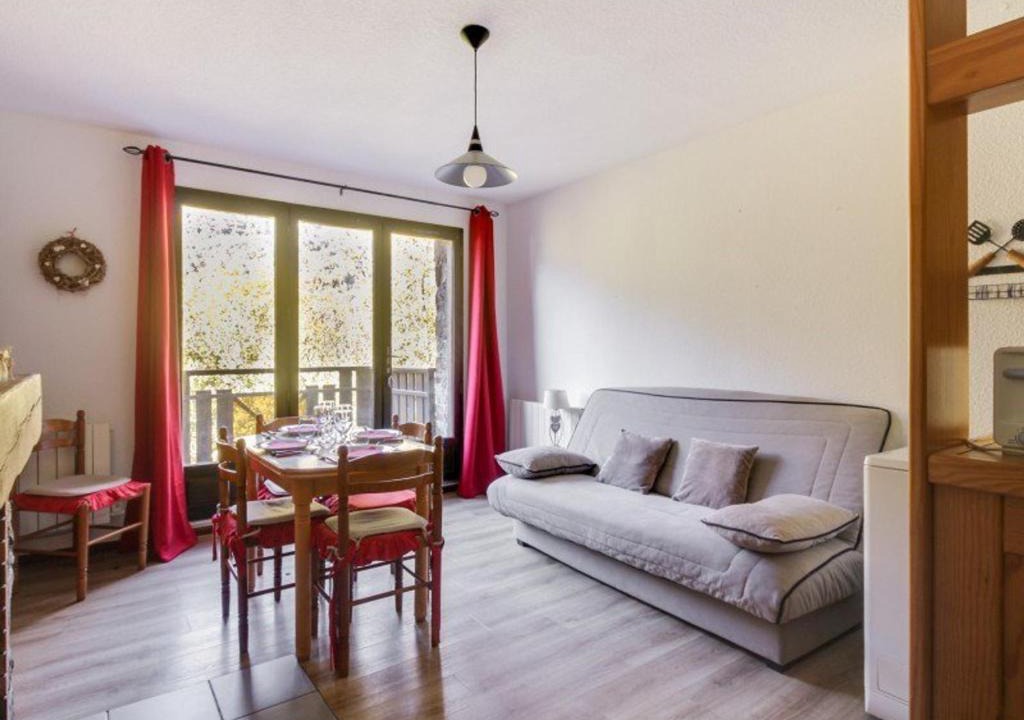 Esquieze-Sere Apartment | Appartement T3 Duplex 6 Pers. avec Cheminée et Balcon à Esquièze-Sère - FR-1-402-70