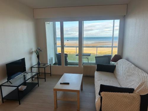 Le Home Apartment | Appartement Varaville: Face à la mer avec loggia et parking privé, 4 pers. - FR-1-487-306