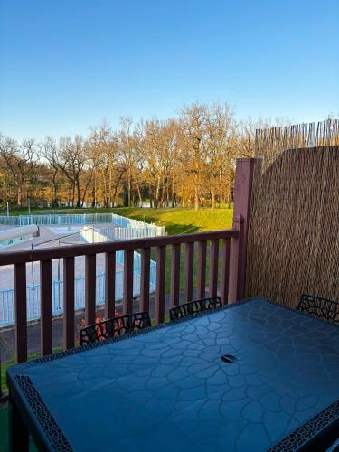 Monflanquin Apartment | Appartement Vue Lac & Piscine, Terrasse Privée, Résidence Mondésir