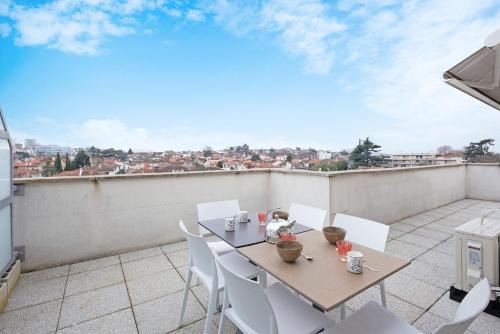 Roseraie Apartment | Appartment close to city center, AC and car park