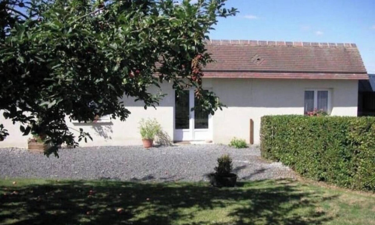 Les Moutiers-en-Cinglais House | Apple blossoms