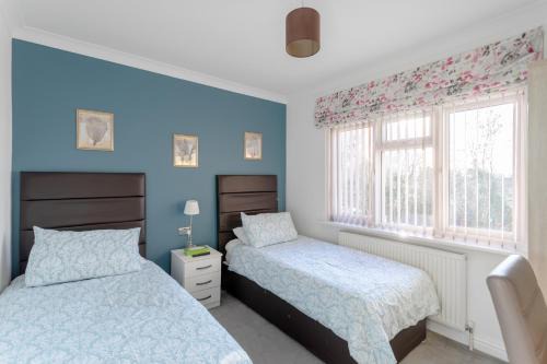 Queensbury House | Apple House Wembley Twin Room shared bathroom