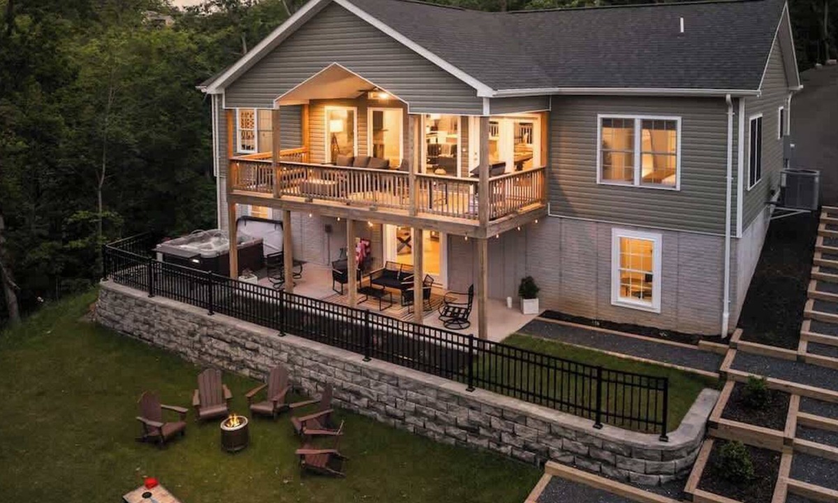 Front Royal Cottage | Apple Mountain House Hot Tub Game Room