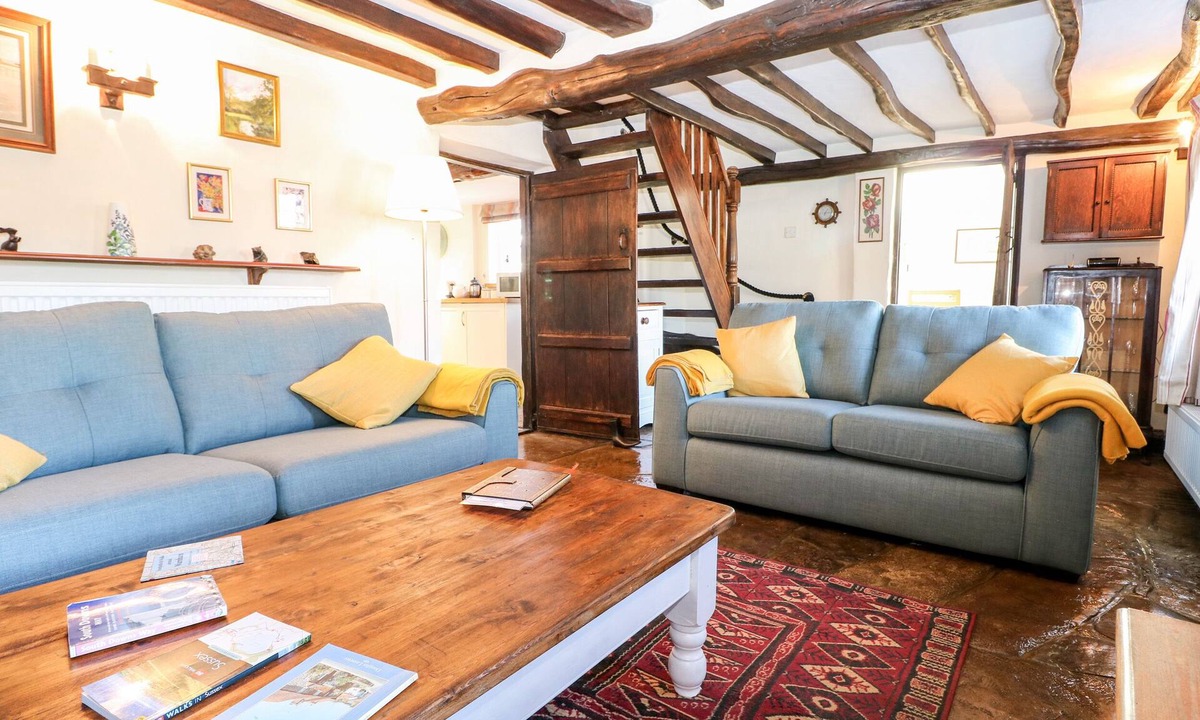 Warnham Cottage | APPLE TREE COTTAGE, pet friendly, with open fire in Warnham