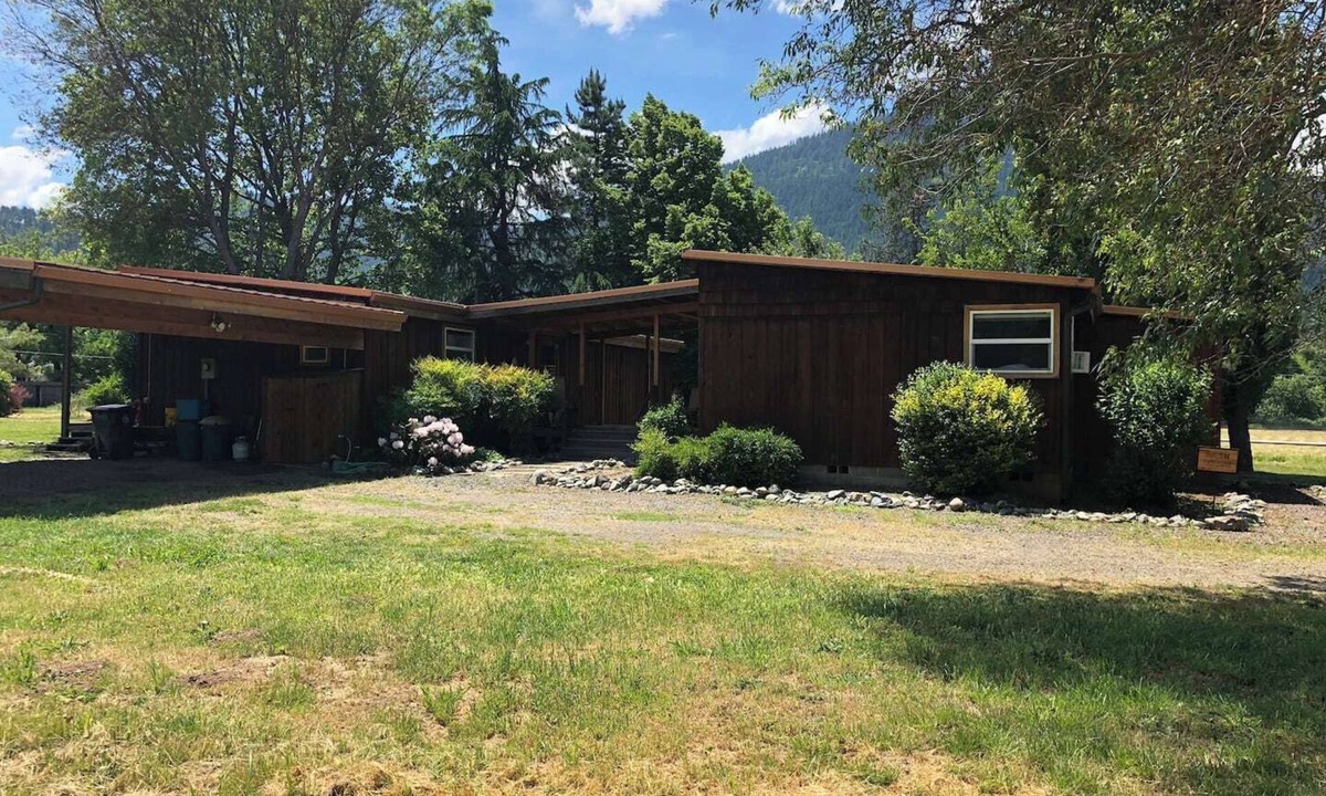 Jacksonville Cabin | Applegate mineral bath seekers