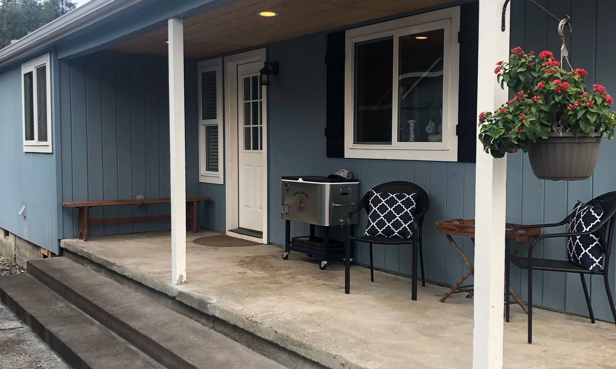 Murphy House | Applegate Valley Home on Vineyard