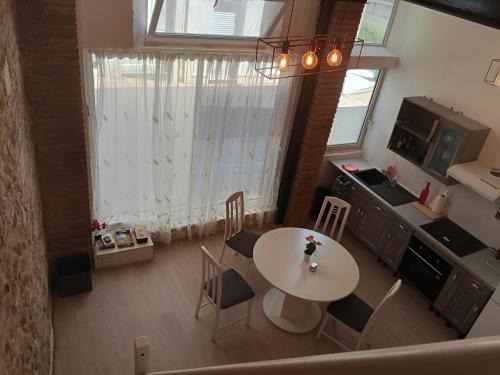 Graulhet Apartment | Appt climatisé, 4 à 6 couchages Tarn, Albi, Gaillac, Cordes, Wifi gratuit, boîte à clés, proche commodités et gare routière-Linge de lit et toilette offerts à partir de 4 nuits