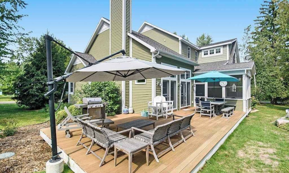 Glenn Haven Shores House | Appy Place with beautiful yard, apple trees, & firepit - walk to private beach