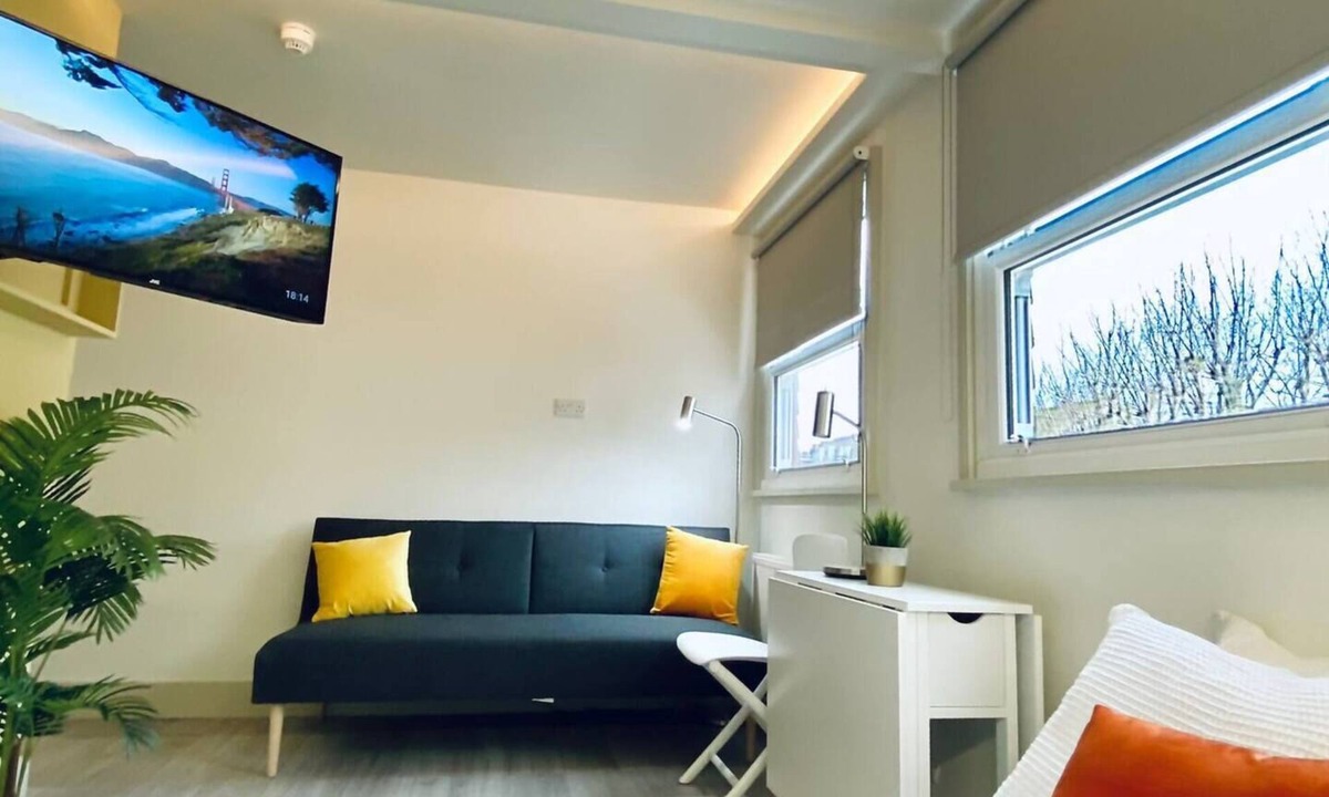 Hove Apartment | Apt. 10 - Beachside Beauty Lux Studio Steps from Beach