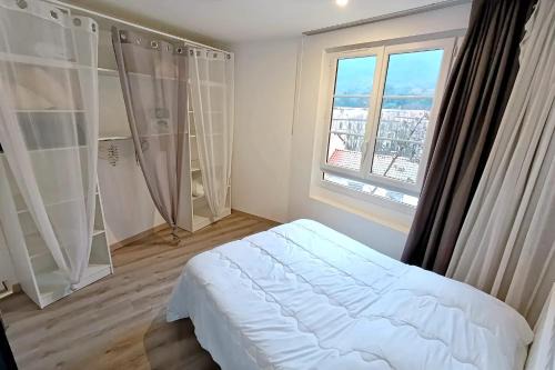 Amelie-les-Bains-Palalda Apartment | Apt 14 au 3ème étage, un superbe T2 bis d'environ 60m2, climatisé et entièrement équipé avec une terrasse privée, dans un immeuble authentique du 18 ème siècle