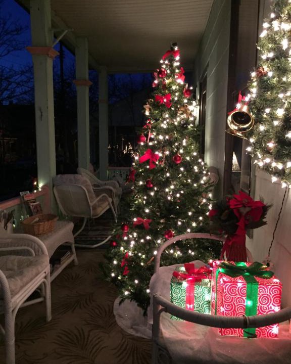 Cape May Apartment | Apt#3 4 bedroom 2 bath, sleeps 10, walk to Beach, Mall, Parking available