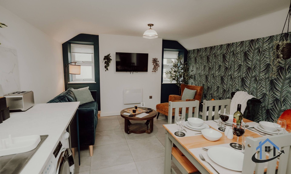 Desborough Apartment | Apt 3 - Manor House - 2 Bed 2 bathroom sleeps 5 parking