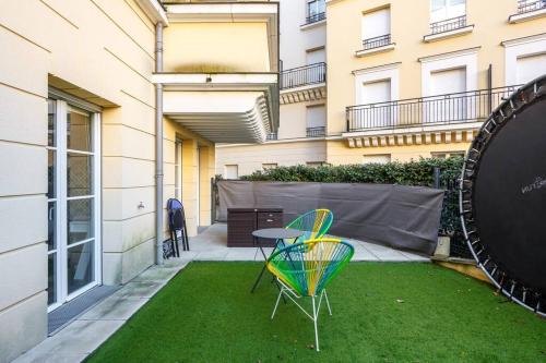 Le Plessis-Robinson Apartment | Apt cosy 6P Terrasse privee 10min Paris RER