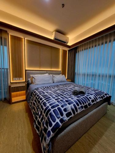 Pondok Aren Apartment | Apt Embarcadero 2BR Blu with Netflix and Pool By Damaresa