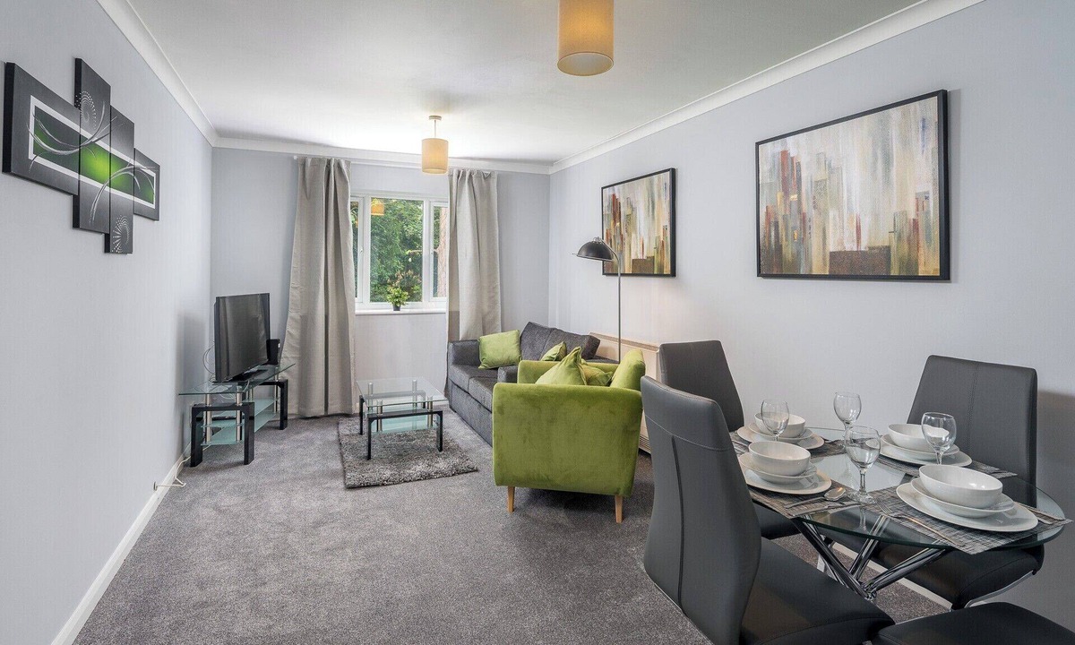 Southgate Apartment | Apt - Sleeps 2 - Pets Ok - Parking